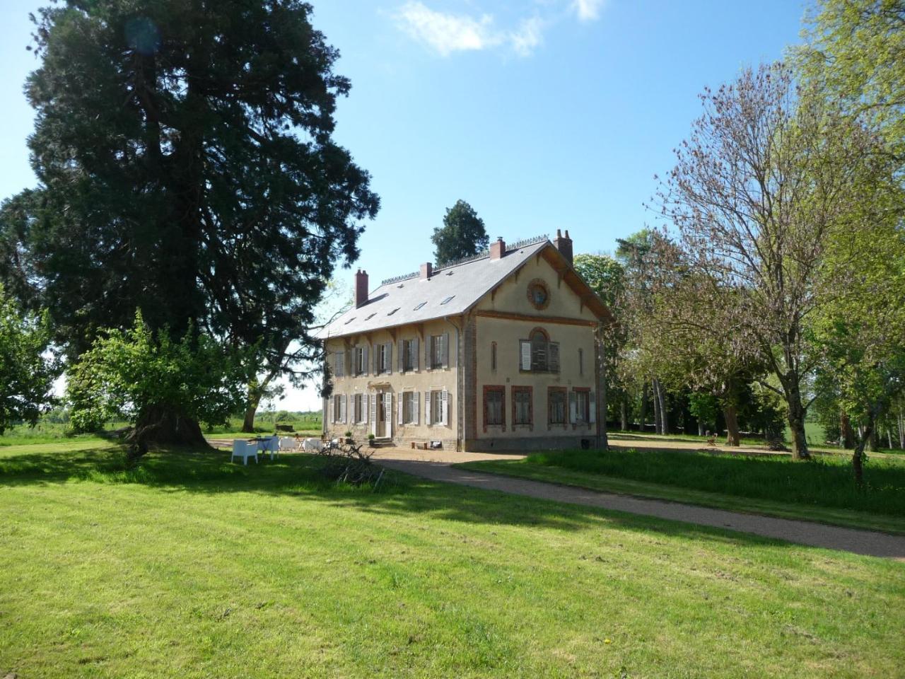 Domaine De Savigny Bed & Breakfast Saint-Saulge ภายนอก รูปภาพ